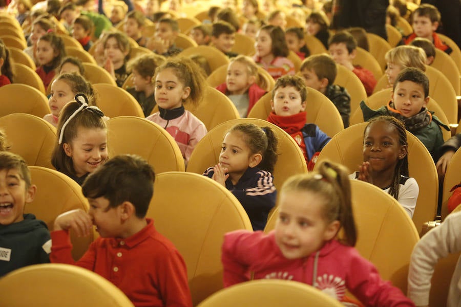 Decenas de escolares asisten en el Teatro Jovellanos de Gijón a las proyecciones del ciclo Enfants Terribles