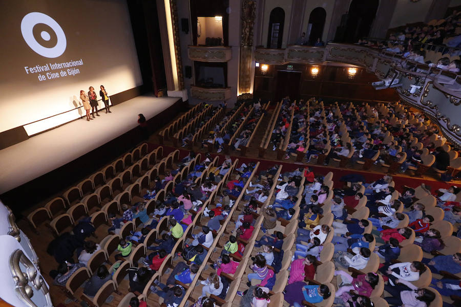 Decenas de escolares asisten en el Teatro Jovellanos de Gijón a las proyecciones del ciclo Enfants Terribles
