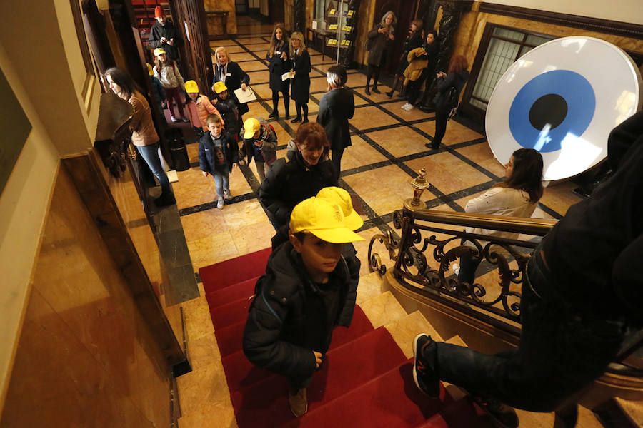 Decenas de escolares asisten en el Teatro Jovellanos de Gijón a las proyecciones del ciclo Enfants Terribles