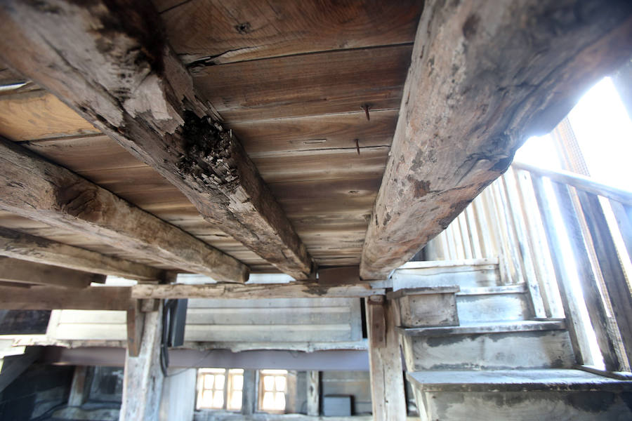 El suelo y las escaleras de acceso al segundo piso del campanario de la Catedral. 