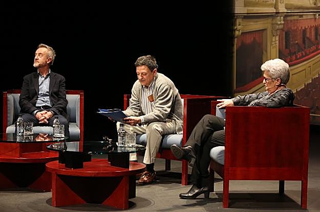 Carlos Hipólito, Chema Caso y Ana Jelín sobre el escenario del Palacio Valdés. 