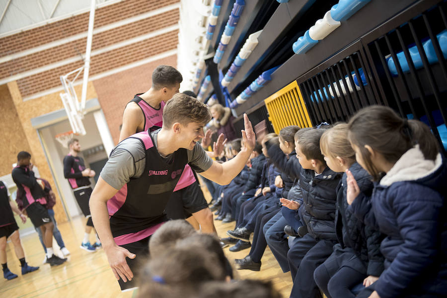 Alumnos de tercero de Primaria del colegio Amor de Dios de Oviedo visitan a los jugadores del Oviedo Baloncesto