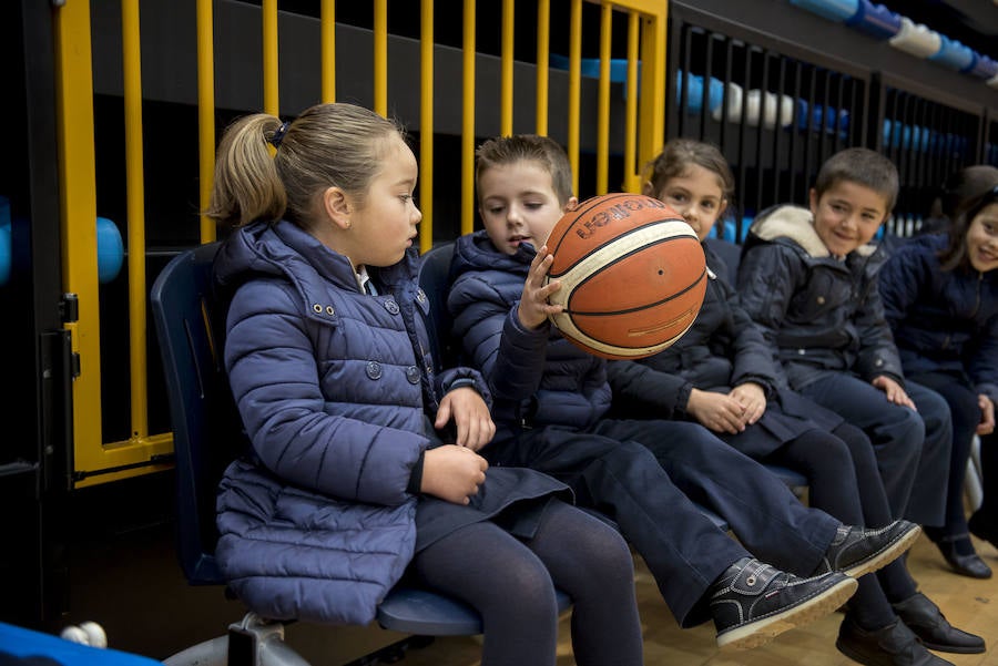 Alumnos de tercero de Primaria del colegio Amor de Dios de Oviedo visitan a los jugadores del Oviedo Baloncesto