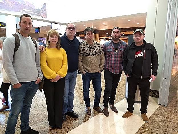 El grupo de intoxicados, en el aeropuerto. 