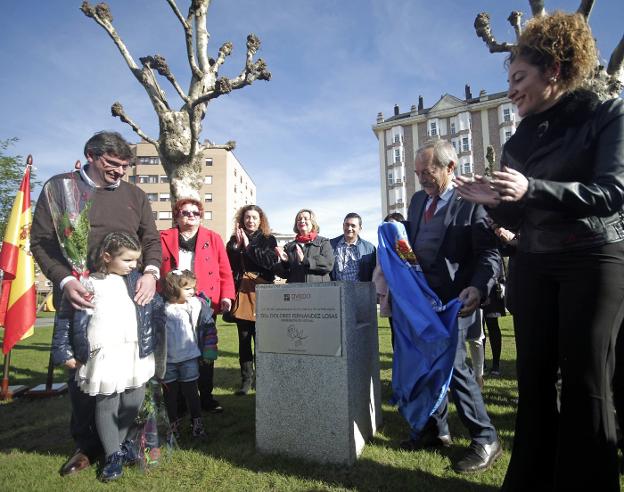 El alcalde, Wenceslao López, descubre la placa homenaje junto a Jesús y María Dolores González, hijos de Dolores Fernández. 