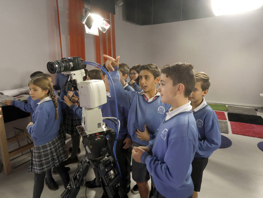 Santa María del Naranco, de Oviedo, pasa por el plató de Canal 10 para realizar su informativo. La actividad forma parte de 'Futuro en Femenino', una iniciativa, organizada por EL COMERCIO, que promueve la igualdad de género en los diferentes aspectos de la sociedad.