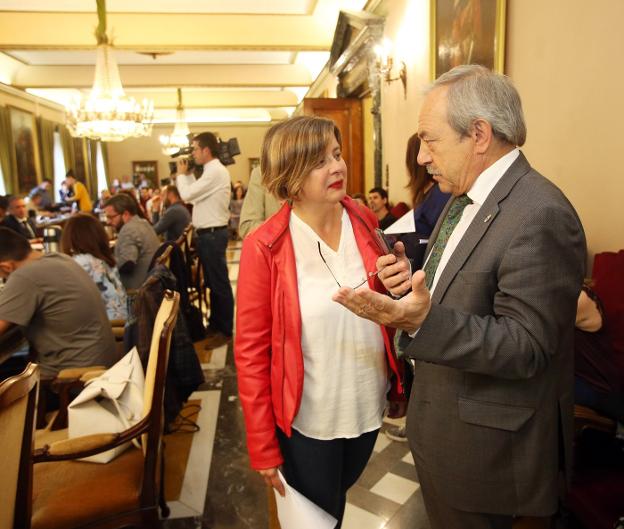 Ana Taboada y el alcalde, Wenceslao López, conversan en el salón de Plenos. 