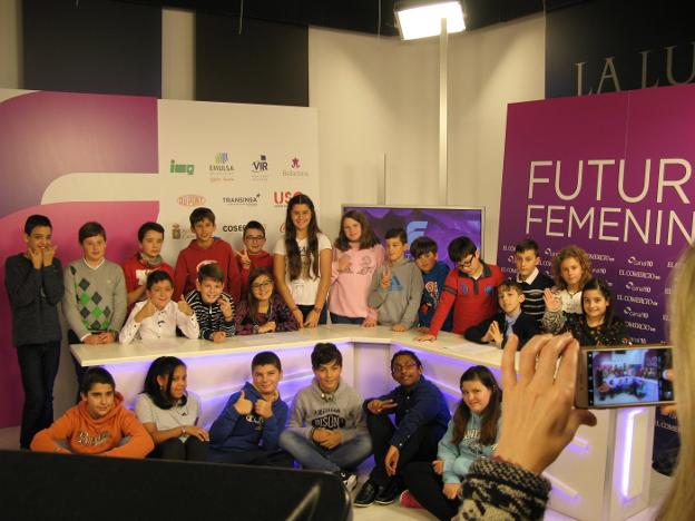 Los alumnos de sexto B, después de la grabación del informativo. 