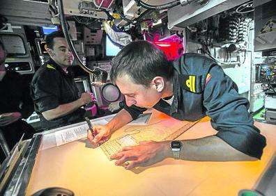 Imagen secundaria 1 - El viejo ‘Galerna’. El submarino de la clase S-70 (a la izquierda) es, con 34 años y todavía en activo, el veterano de la flotilla española. En las otras imágenes, diferentes dependencias del interior del buque. Y abajo, Alejandro Cuerda, hijo de submarinista y actual comandante de la flotilla de la Armada Española.