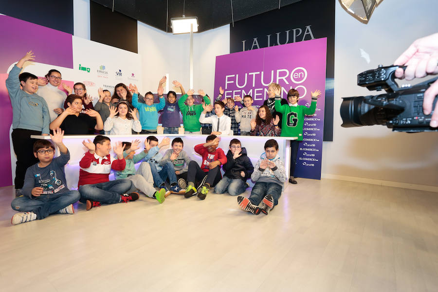 El Colegio Elisburu (Gijón) pasa por el plató de Canal 10 para realizar su informativo. La actividad forma parte de 'Futuro en Femenino', una iniciativa, organizada por EL COMERCIO, que promueve la igualdad de género en los diferentes aspectos de la sociedad.