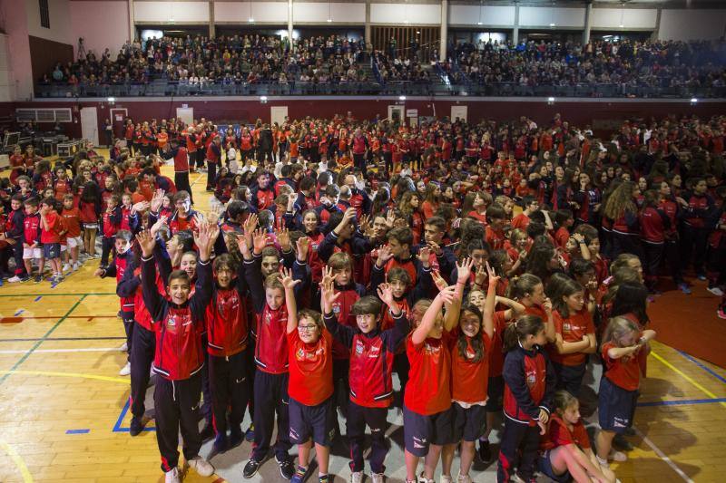 Este año de las 26 secciones ( que aglutinan a 3.252 personas) cuatro de ellas se presentan por primera vez: Billar, Bolos, Esquí y Pádel. El acontecimiento ha tenido lugar en el Pabellón Braulio García. Mañana viernes EL COMERCIO sacará un suplemento con toda la información y las imágenes del acto.