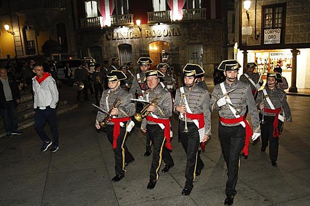 La agrupación, en Álvarez Acebal. :: PATRICIA BREGÓN