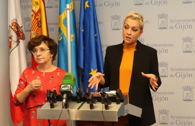 Ana Castaño, concejala de IU en Gijón, y Libertad González, exedil de la coalición y abogada, en el Ayuntamiento. 