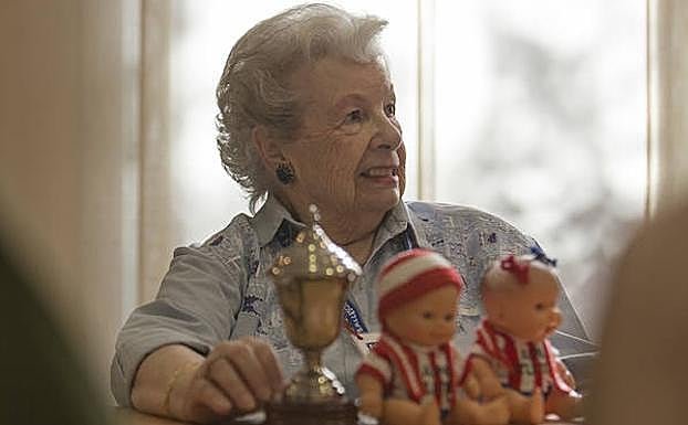 Doña Jose observa atenta la charla sobre fútbol en la residencia de ancianos Ballesol.