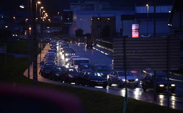 La masiva afluencia a los centros comerciales ha provocado retenciones en las carreteras del centro de la comunidad.