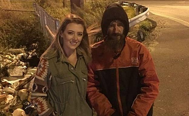 Recauda 225.000 dólares para el mendigo que le dio sus últimos 20 dólares cuando se quedó sin gasolina