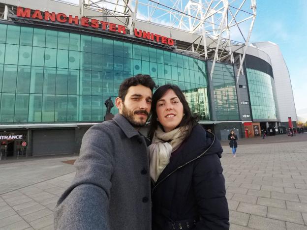 Omar y Patricia, en el estadio del United. 
