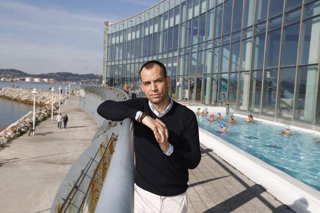 José Antonio Pérez, 'Coque', junto a la piscina exterior. 