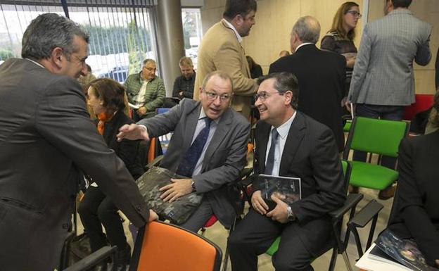 Lourido –a la derecha– conversa con el presidente del puerto de Avilés,Santiago Rodríguez (a su lado), y el director general de Seresco. 