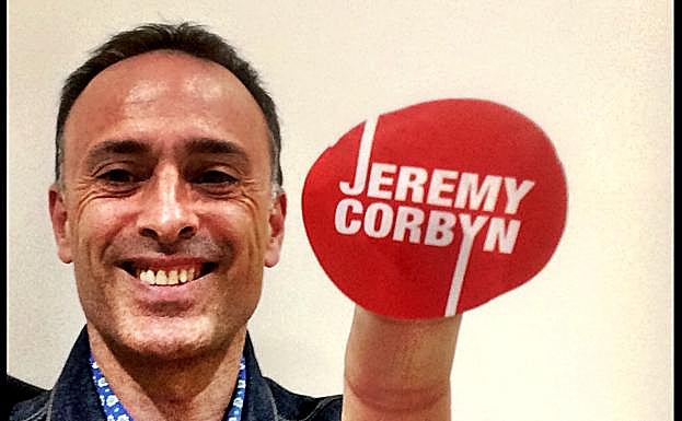 Luis Ventoso, con una pegatina del líder laborista Jeremy Corbyn en las pasadas elecciones.