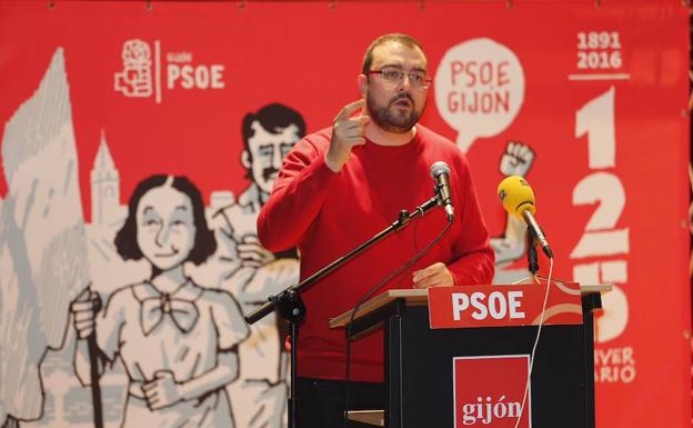 El secretario general de la FSA-PSOE, Adrián Barbón,