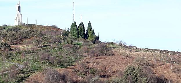 El monte Naranco, con el Cristo a la izquierda y la finca del Pevidal a la derecha, donde ya trabajan en el desbroce trabajadores del plan de empleo. 