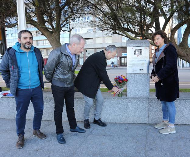 Fernández, Martín, Pascual y López, junto al monolito. :: UCHA