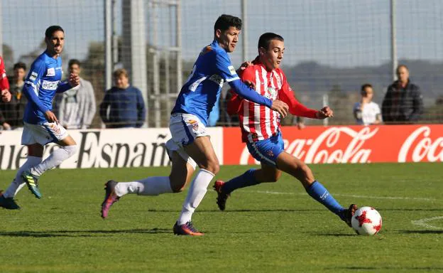 Pedro conduce el balón ante la presión de un futbolista del Logroñés. 