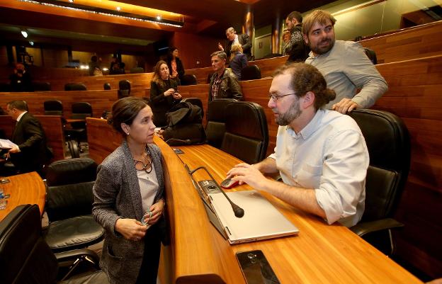 Dolores Carcedo conversa con Emilio León, en presencia de Daniel Ripa, en el reciente debate sobre el estado de la región. 