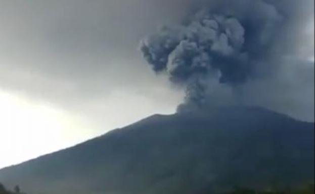Imagen principal - Evacúan a 100.000 personas en Bali por riesgo de erupción del volcán Agung