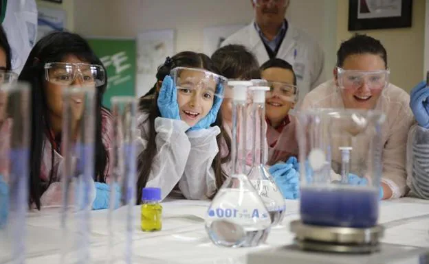 Los alumnos del colegio San Antonio-La Salle de Ciaño se quedaron asombrados con los experimentos científicos que realizaron en la planta de Bayer. 