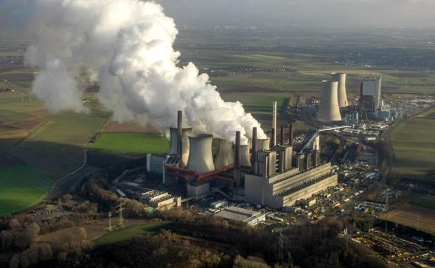 Nube con las emisiones de una planta térmica de carbón en Neurath (Alemania).