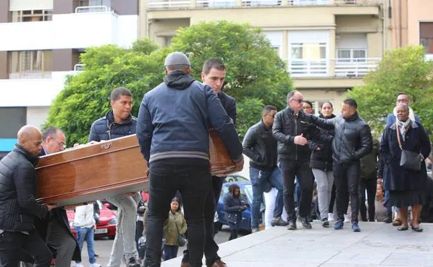 Imagen principal - Dolor y lágrimas en el funeral del dominicano apuñalado el pasado sábado