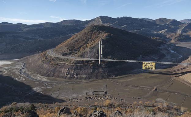 Imagen principal - Macropancarta en Barrios de Luna contra la «mala gestión» del agua