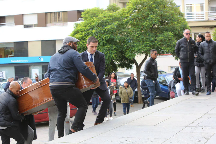 Familiares y allegados despiden en la iglesia de Santo Tomás de Cantorbery a Daniel Capellán, el dominicano apuñalado en Llaranes el sábado cuando mediaba en una discusión entre su hermana y la pareja de esta.