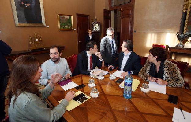 Un momento de la reunión de portavoces, ayer, en la Junta General del Principado. 