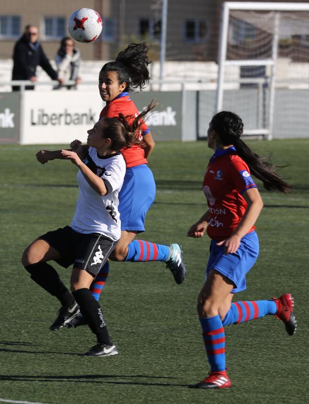 Nani (Gijón) disputa el balón a una jugadora gallega. 