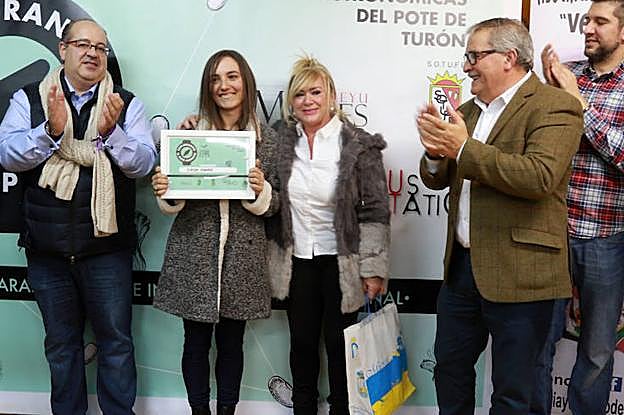 Carolina Fernández y María José González Regidor, de Casa Nando, con el primer premio del concurso. A su lado, el miembro del jurado Juan Luis González, de Casa Belarmino.