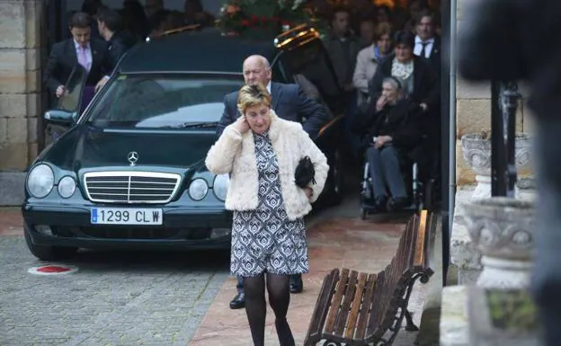 La madre de Adrián, en primer término, y su abuela, detrás en silla de ruedas, a la salida del funeral.