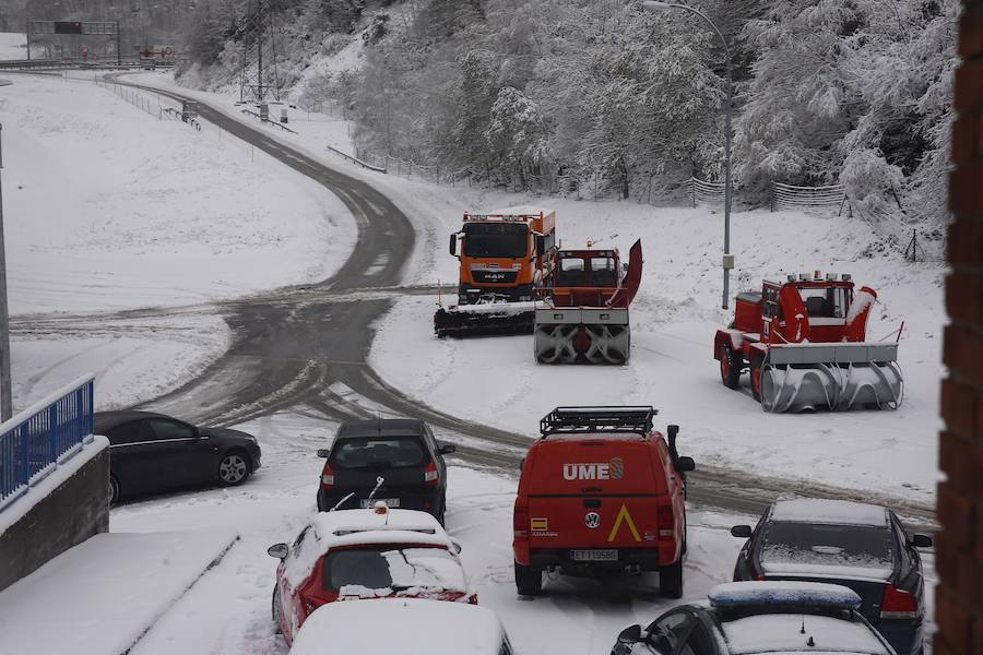 La nieve complica el tráfico en los puertos asturianos