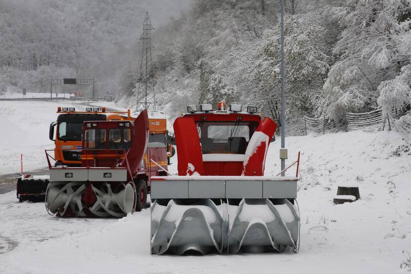 La nieve complica el tráfico en los puertos asturianos