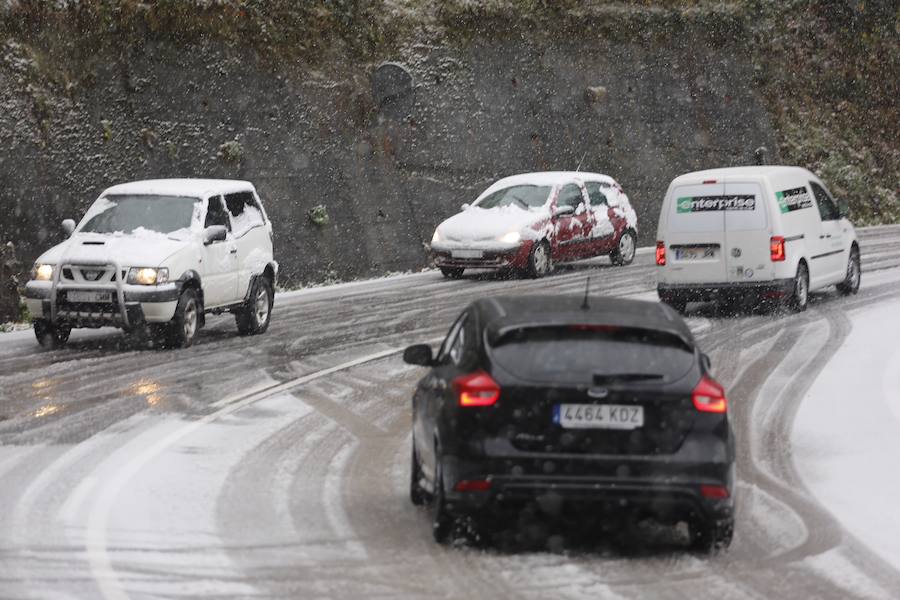 La nieve complica el tráfico en los puertos asturianos