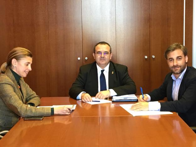 Eva Pando, Isaac Pola y Gerardo Fabián durante la reunión que mantuvieron en el Ayuntamiento. 