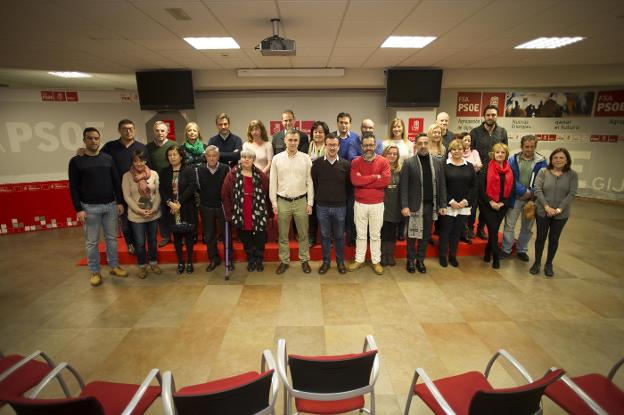 En la primera fila, Olmo Ron (Acción Electoral), Begoña Sariego (Movimientos Sociales), Isabel Braga (vocal), Tino Antuña (presidente), Dulce Gallego (vicesecretaria social), Iván Fernández Ardura (secretario general), Roberto Lena (Organización), Edmundo Pérez (Emprendedores y Autónomos), María Fernández (Formación), José Carlos Álvarez (Asesoramiento Jurídico), Marta Guadalupe González (Igualdad y Derechos), María García (vocal), Manuel González (vocal) y María Aurora Rodríguez (vocal). Detrás, Celso Ordiales (vocal), José Luis Fernández (Política Municipal), Blanca Cañedo-Argüelles (vocal), José María Pérez (portavoz municipal), María Dolores Patón (Administración), Constantino Vaquero (Relaciones con la Sociedad), Ana Blanco (vocal), Francisco Blanco (vicesecretario económico), Santos Tejón (Economía), Angélica Blanco (Participación), Salomé Díaz (Sanidad y Consumo), César Herrerías (Urbanismo y Medio Ambiente), Marián Sáez (Mayores) y Alberto Ferrao (Educación y Cultura). 