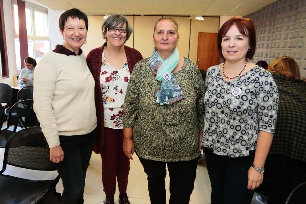 Felisa Soria, Consuelo Rodríguez, Adela Gabarri y Marta María Mediavilla, en el Ateneo de La Calzada. 