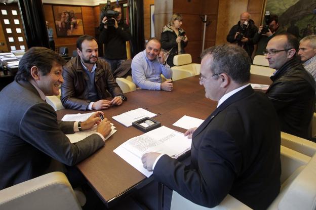 El presidente del Principado y los representantes sindicales, durante su encuentro de ayer. 