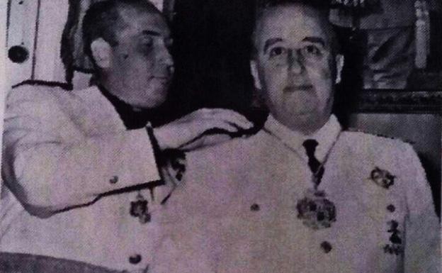 Imagen de archivo con la imposición a Franco de la Medalla de Oro.
