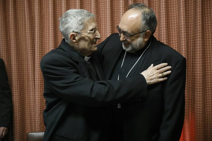 Jesús Sanz Montes abraza a Gabino Díaz Merchán.