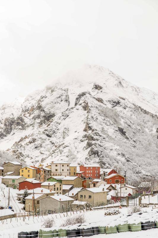 La nieve complica el tráfico en los puertos asturianos