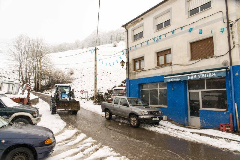 La nieve complica el tráfico en los puertos asturianos